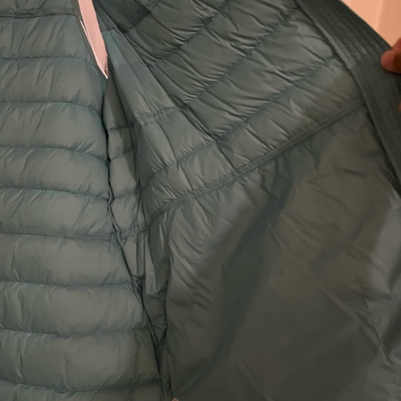 This a light down goose 3 quarter sleeveless vest and it can be folded up - Picture 5 of 7